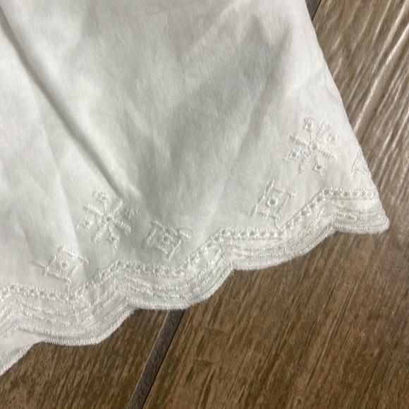 NWT! Soft White Gap Eyelet Shorts in size Small (6-7) - Picture 3 of 4